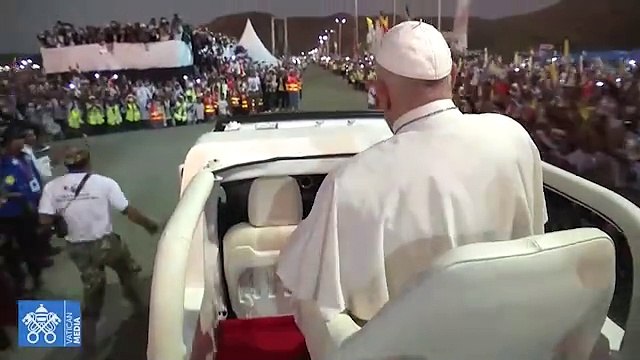 El papa saluda a sus fieles desde el papamóvil tras la misa multitudinaria en Dili