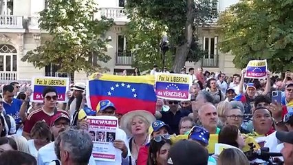 La oposición venezolana se manifiesta ante el Congreso español en apoyo de González Urrutia
