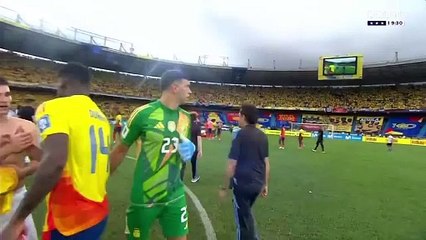 Manotazo del Dibu Martínez a camarógrafo