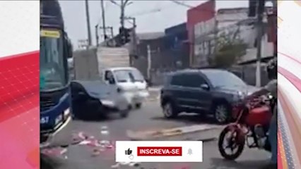 Caixão cai de carro funerário e exibe corpo na via