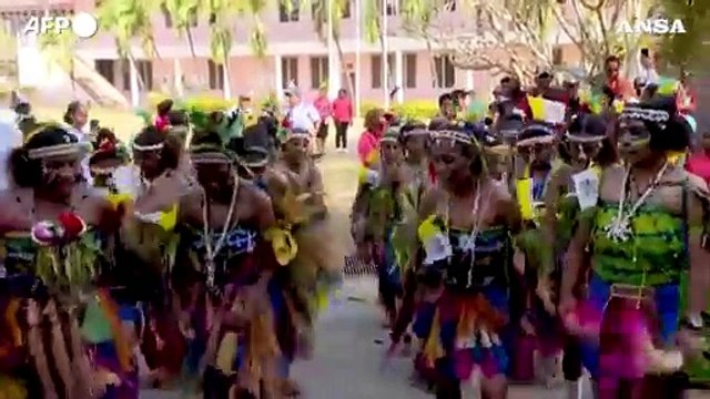 Papua Nuova Guinea, festosa accoglienza per il Papa in una scuola