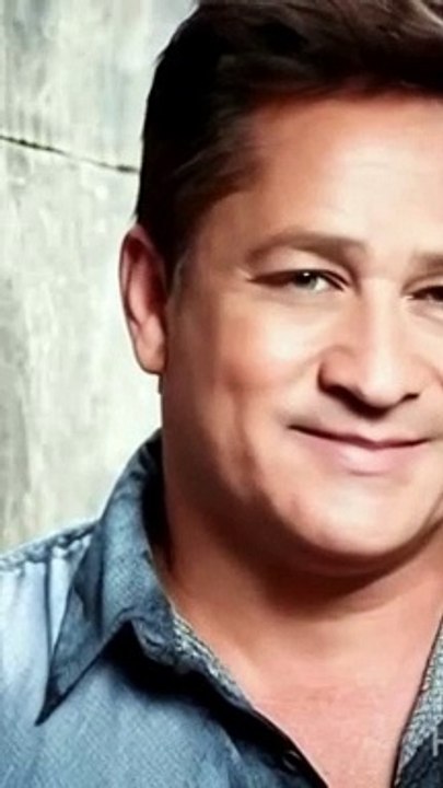 Cantor cantando musica antiga das freneticas