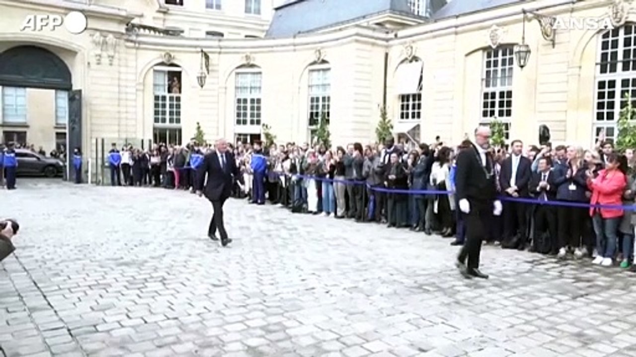 Francia, Michel Barnier arriva a Palazzo Matignon