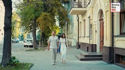 Girl Willingly Gives Her Cash To A Thief