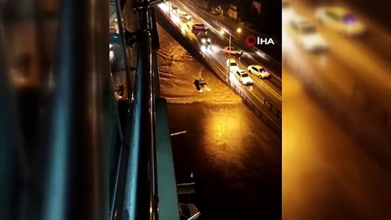 Sağanak yağış hayatı olumsuz etkiledi! Yollar dereye döndü