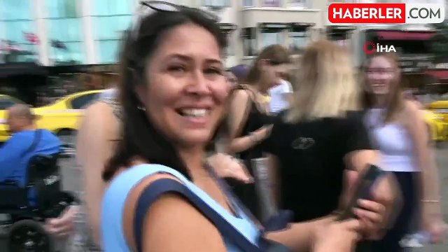 Taksim'de düğün fotoğrafı çektiren Çinli çift ilgi odağı oldu