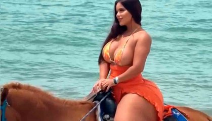 Pluskoko-malli Gracie Bon saa fanit haukkomaan henkeään esitellessään valtavia fyysisiä piirteitään