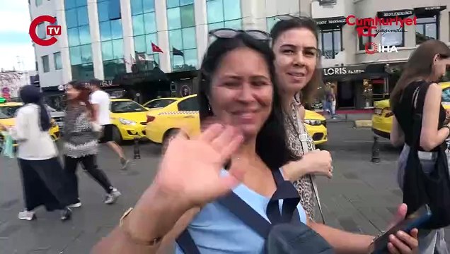 Taksim’de düğün fotoğrafı çektiren Çinli çift ilgi odağı oldu