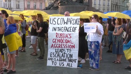 체코 프라하서 '우크라이나 지원' 우산 시위 / YTN