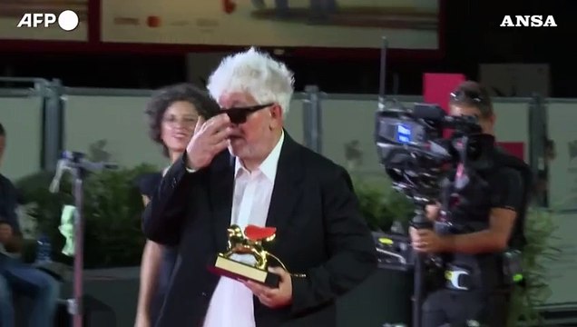 Mostra di Venezia, Leone d'oro alla Stanza accanto di Pedro Almodovar