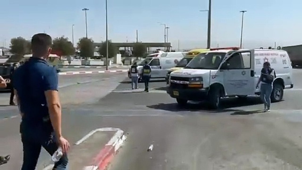 Terrorist attack at a checkpoint between the West Bank and Jordan: three dead