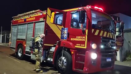 Bombeiros são acionados para controlarem incêndio que atingiu galpão