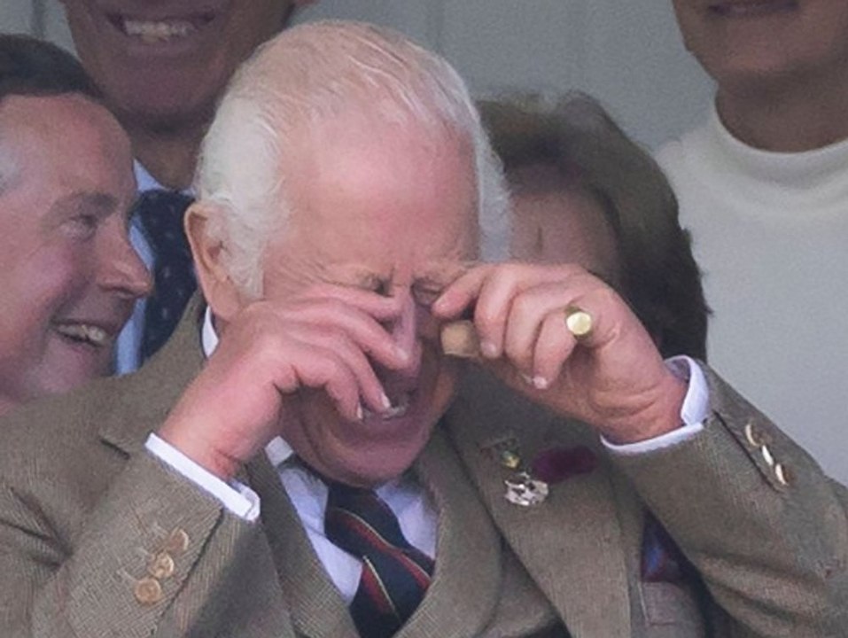 König Charles lacht Tränen bei den Highland Games
