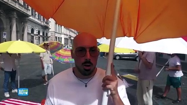 Roma, ombrelloni in piazza contro la proroga del Governo a favore delle concessioni balneari