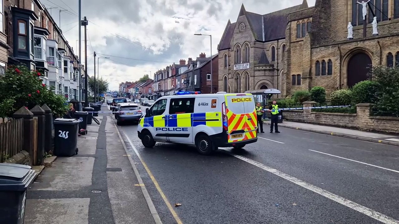 Major Sheffield road sealed off by police - video Dailymotion