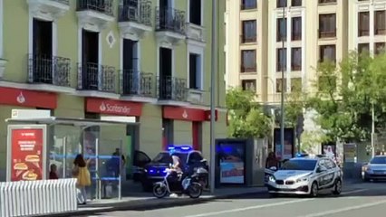 Скачать видео: Un coche de policía atropella a varias personas en el centro de Madrid