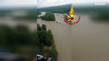 Télécharger la video: Continuano le ricerche dell'uomo travolto col trattore dalla piena dell'Orco