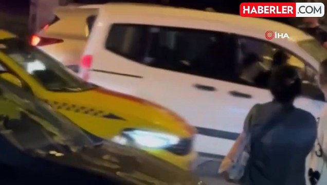Kadıköy'de aracın önünü kesip darp ettiler, o anlar kamerada