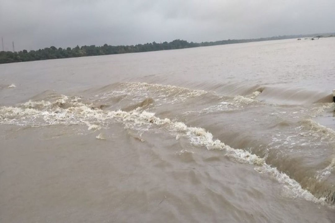 sawaimadhopur news बीसलपुर बांध के गेट खोलने से बनास में पानी का बहाव, वाहनों की आवाजाही पूरी तरह बंद