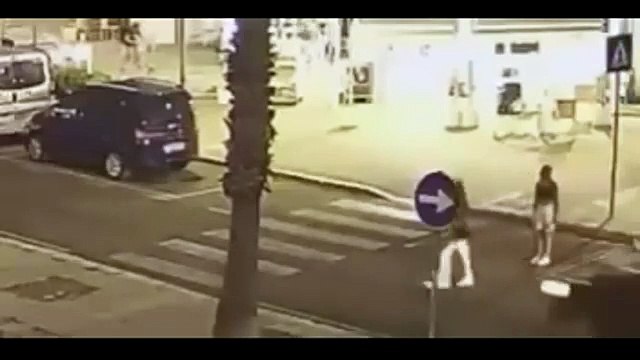 Gallipoli, ragazza di 13 anni travolta da un'auto mentre attraversa. Sbalzata per diversi metri, ma si rialza da sola