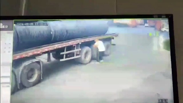 Imágenes fuertes: Conductor es aplastado por un cilindro durante la revisión de un neumático