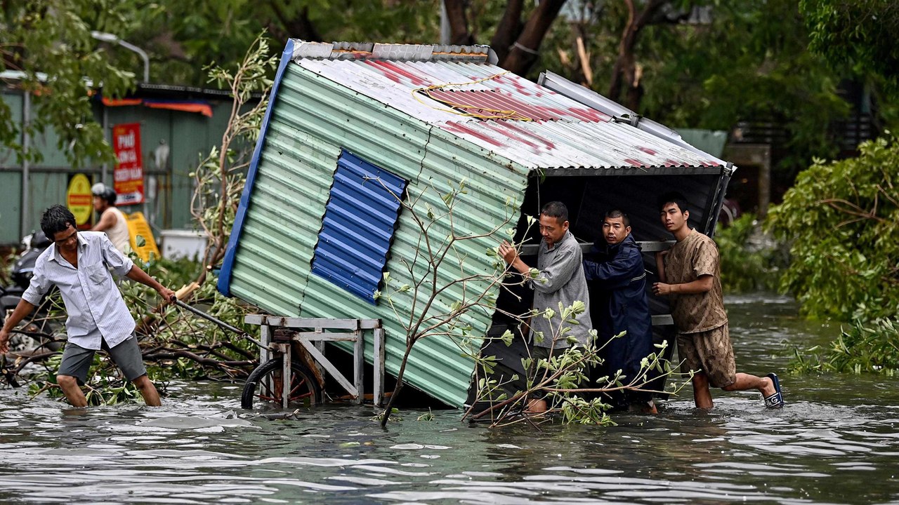 « On n'a jamais eu autant de dégâts » : le super typhon Yagi terrasse une partie du Vietnam