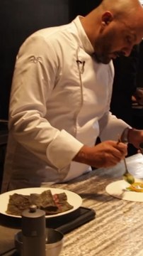 Fayçal Bettioui, 36 ans, brille dans le monde de la gastronomie internationale ! Après sa première étoile Michelin en 2019, il ouvre son resto gastronomique « Table 3 » à Casablanca.