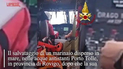 Il video del salvataggio di un marinaio disperso in mare a Rovigo