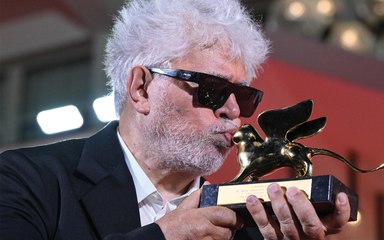 Pedro Almodovar dopo la vittoria a Venezia: "The Room Next Door" è un film sull'eutanasia e la libertà