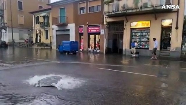 Piogge a Milano, per allagamenti deviati bus e tram