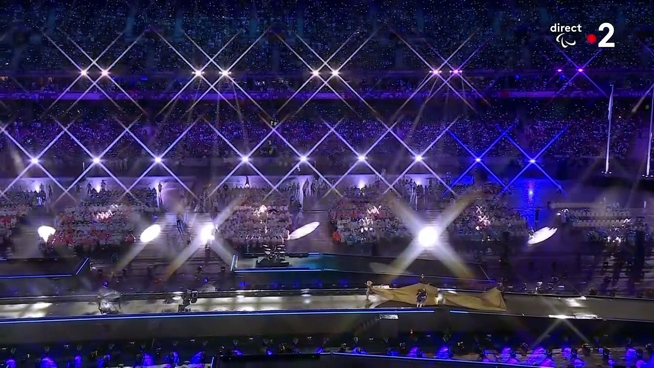 Cérémonie clôture : Santa déchaîne les éléments en reprenant Johnny Hallyday au Stade de France