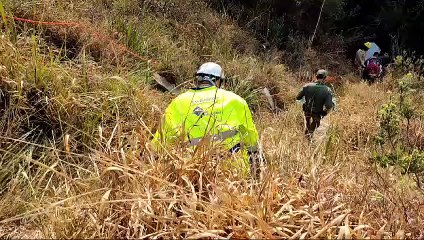 Carro cai em ribanceira de 20 metros no Contorno Norte