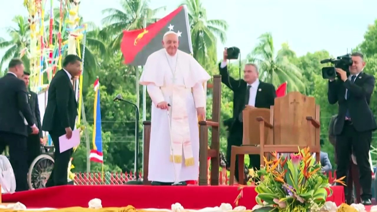 Thousands gather for ‘once-in-a-lifetime’ experience of holy mass with Pope Francis in Papua New Guinea