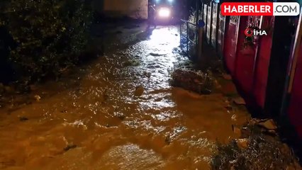 Çorum'u sel vurdu: Sağlık ocağının duvarı yıkıldı, araçlar mahsur kaldı, yollar göle döndü