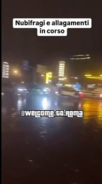 Nubifragio nella notte a Roma: via Cristoforo Colombo allagata (come tante altre strade della Capitale)