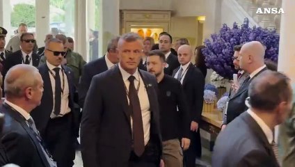 Descargar video: L'arrivo di Zelensky a Cernobbio per il Forum Teha