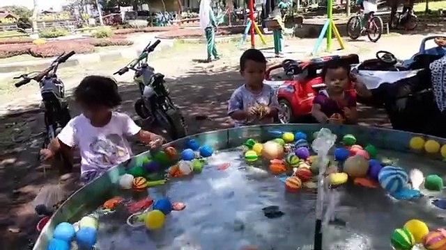 Asyiknya Memancing Ikan Mainan Di Kolam - video Anak