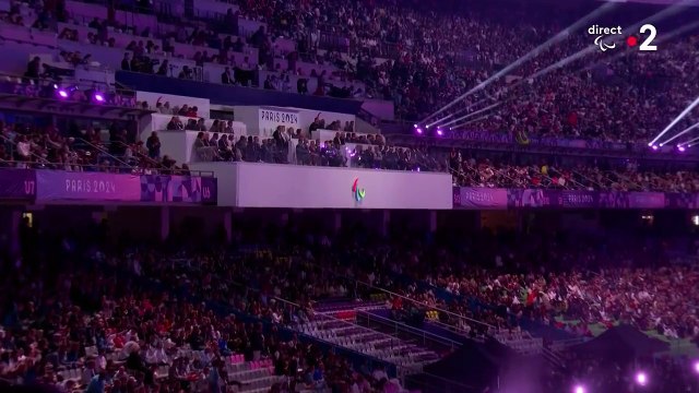 Ces images d'Emmanuel Macron hué hier soir au Stade de France, qui font le bonheur des réseaux sociaux... mais que les chaînes de télé ne rediffusent pas !