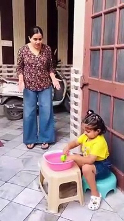 Anaya_Apne_Kachua__Se_Bahut_Pyar_Karti_Hai(360p)