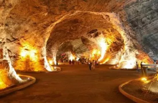 Bunaltıcı sıcaklarda serin bir sığınak Tuz mağaraları