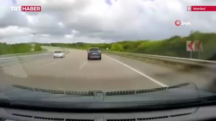 Yolda savrulan araç böyle takla attı