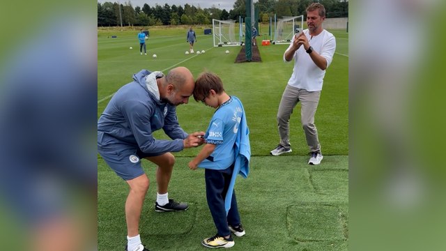 Engin Altan Düzyatan, oğlu ile Manchester City antrenmanında