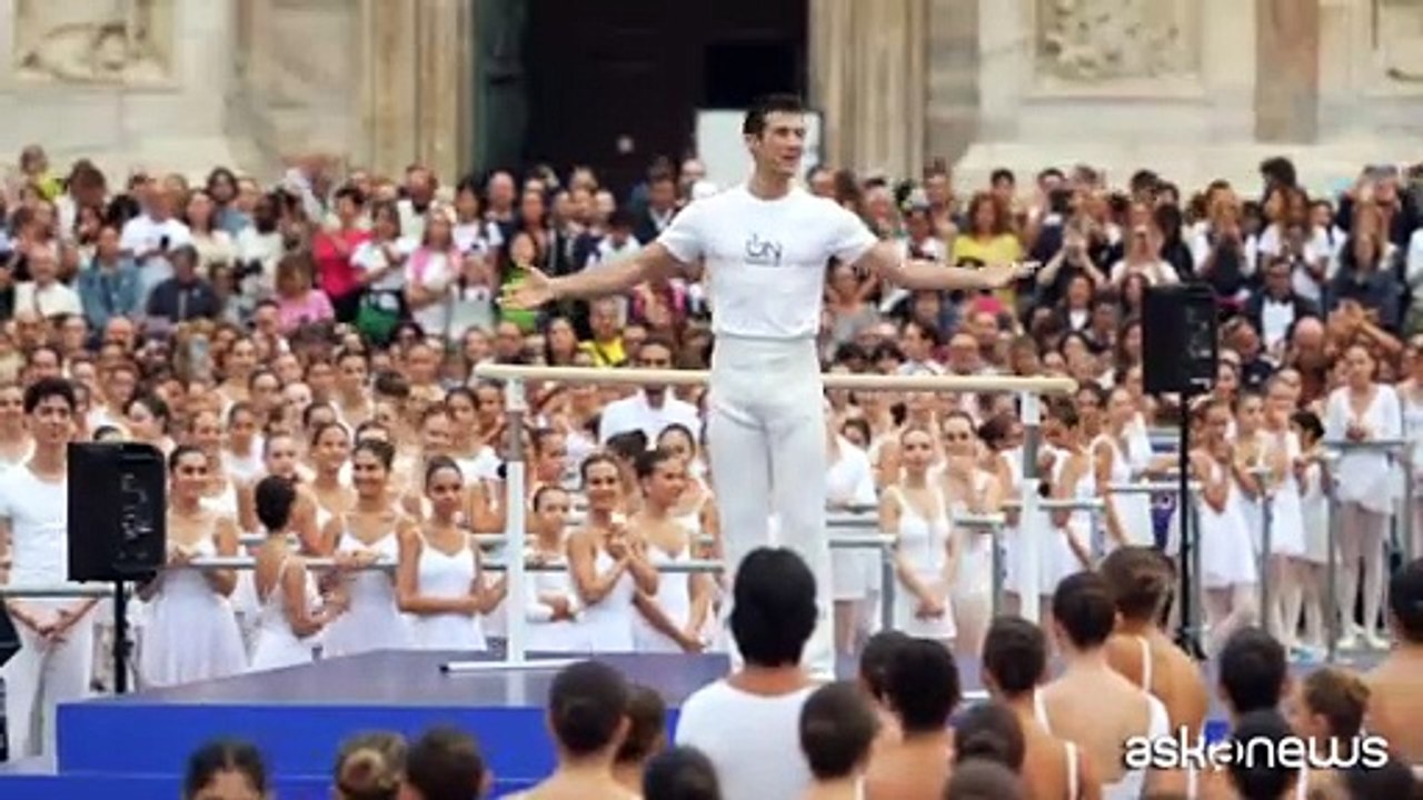 Roberto Bolle: l'eccezionale "Ballo in bianco" in Piazza Duomo