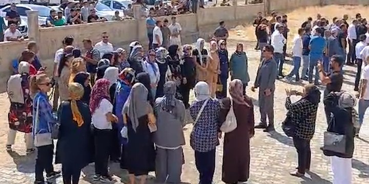 Narin Güran'ın cenazesi defnedildi: AKP'li Suna Kepolu cami önünde fotoğraf çektirdi