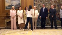 La reina Letizia interrumpe la foto de su primer acto del curso para explicar el motivo de su retraso