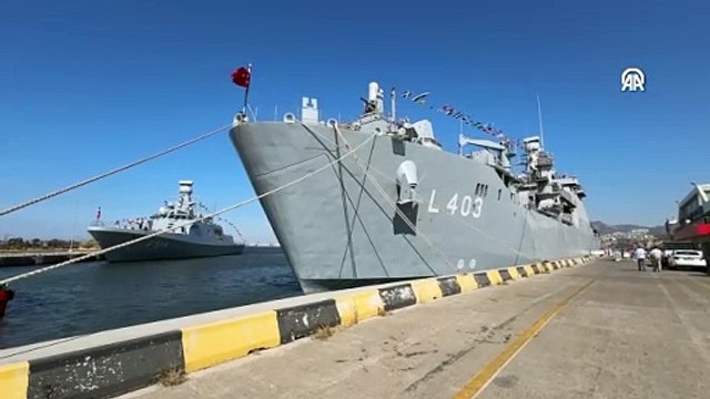 Donanma gemileri İzmir'de ziyarete açıldı