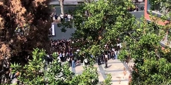 Teğmenlerin ‘Mustafa Kemal’in Askerleriyiz’ sloganları Kadıköy Anadolu Lisesi'nde de duyuldu