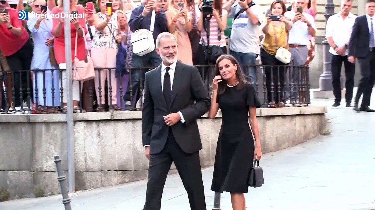 Felipe VI y la reina Letizia acuden al funeral de Juan Gómez-Acebo