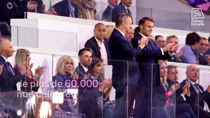 Brigitte Macron opte pour une veste de sa couleur préférée à boutons fleuris