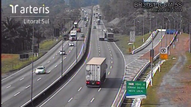 Em um minuto, dois caminhões sem freios usam área de escape e evitam acidentes na BR-376